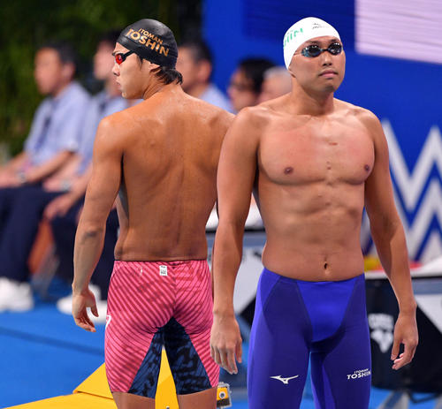 男子100メートル自由型決勝のスタート前に集中する中村(奥)と塩浦(撮影・滝沢徹郎)