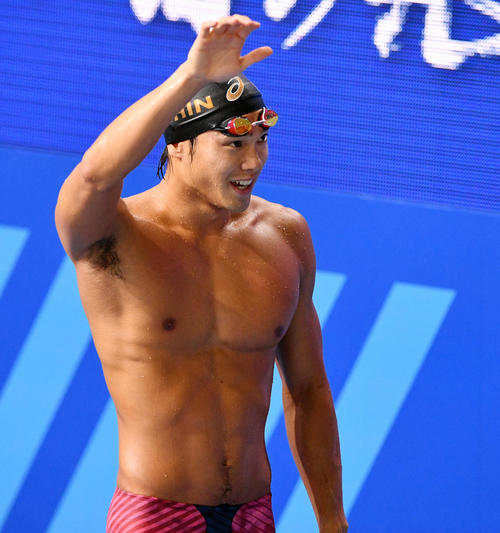 男子100メートル自由型決勝で優勝した中村は笑顔で観客の声援に応える(撮影・滝沢徹郎)