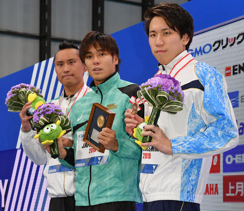 男子100メートル自由型決勝で優勝し表彰式で記念撮影する中村（中央）。奥は2位の塩浦。手前は3位の松元（撮影・滝沢徹郎）