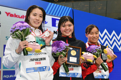 女子200メートルバタフライ決勝で優勝し記念撮影する長谷川（中央）。左は2位の大橋。右は3位の牧野（撮影・滝沢徹郎）