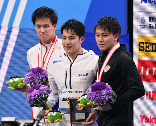 男子200メートル個人メドレーで優勝し表彰式で記念撮影する瀬戸(中央)。左は2位の溝畑。右は3位の竹内(撮影・滝沢徹郎)