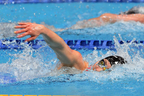 女子100メートル自由型で優勝した青木の力泳（撮影・滝沢徹郎）