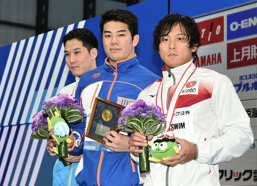 男子100メートルバタフライで優勝し記念撮影する水沼（中央）。左は2位の小堀。右は3位の安江（撮影・滝沢徹郎）