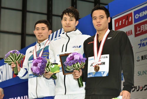 男子400メートル個人メドレーで優勝した瀬戸（中央）は表彰式で記念撮影する。左は2位の猪狩。右は3位の藤森（撮影・滝沢徹郎）