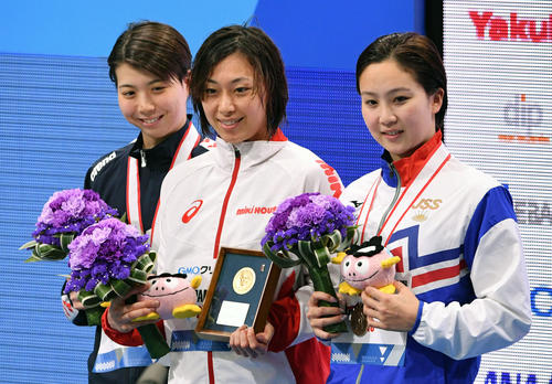 女子50メートル平泳ぎで優勝し表彰式で記念撮影する鈴木（中央）。左は2位の高崎。右は3位の渡部（撮影・滝沢徹郎）
