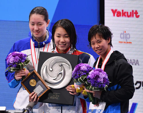 女子200メートル背泳ぎで優勝し表彰式で記念撮影する白井（中央）。左は2位の酒井。右は3位の小西（撮影・滝沢徹郎）