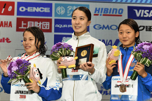 女子400メートル個人メドレーで優勝し表彰式で記念撮影する大橋（中央）。左は2位の清水。右は3位の柏崎（撮影・滝沢徹郎）