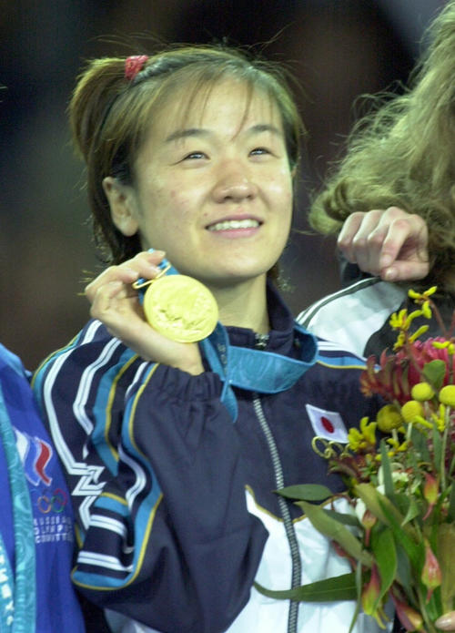 00年、シドニー五輪で金メダルを手にする田村