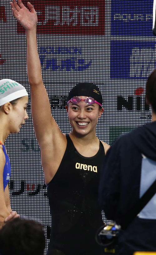 女子200メートル個人メドレー決勝　観客の声援に笑顔で応える大本（撮影・河田真司）