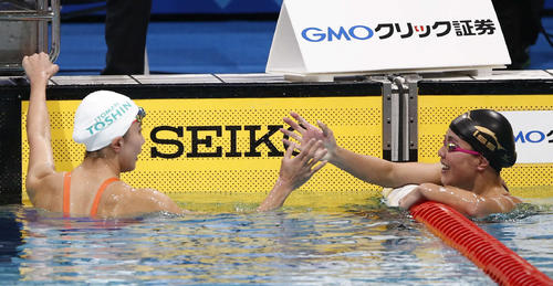 優勝した大橋（左）と握手を交わす2位の大本（撮影・河田真司）