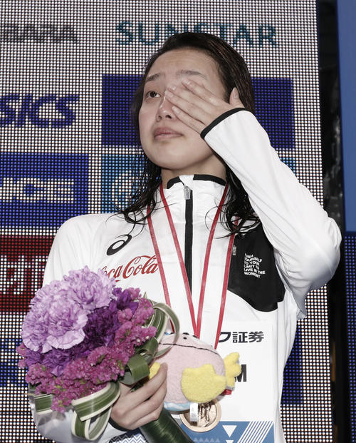 表彰式で目に涙を浮かべる今井（撮影・河田真司）