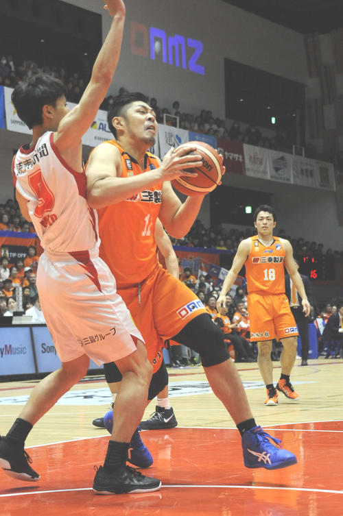 新潟対富山　第2Q、PF鵜沢（右）はシュートを狙いに行き、ファウルをもらう