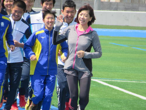 大院大の新設トラックを選手と一緒に走る高橋尚子さん（右）（撮影・実藤健一）
