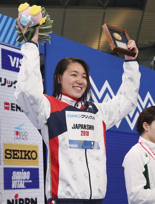 女子200メートル自由形で初優勝し、笑顔の白井璃緒（共同）