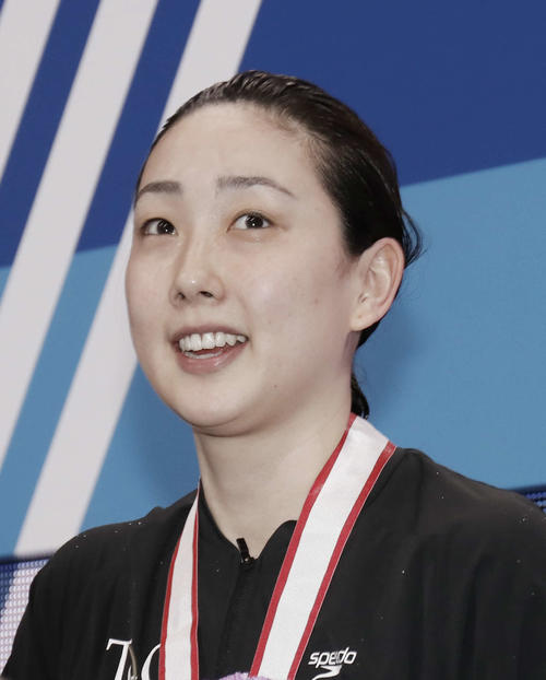 女子200メートル自由形表彰式で、笑みを浮かべる2位の五十嵐（撮影・河田真司）
