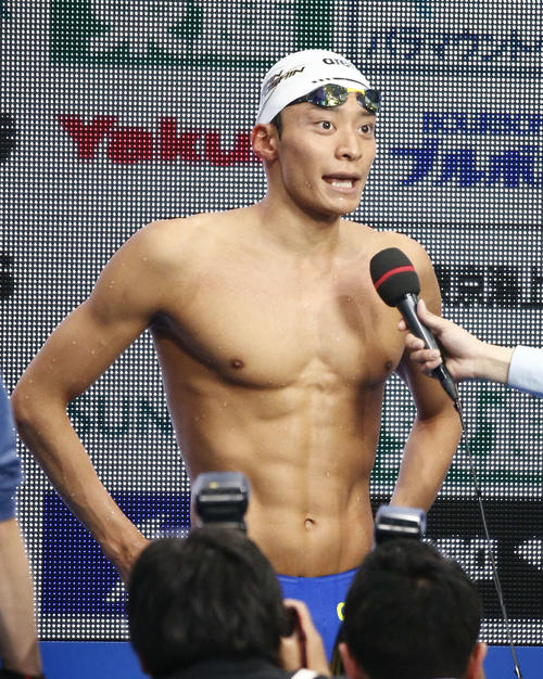 男子100メートル背泳ぎで優勝し、インタビューに答える入江（撮影・河田真司）