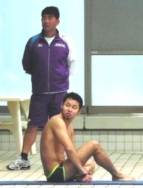 13年2月、競泳男子平泳ぎの北島（手前）が日本代表・平井ヘッドコーチとの「金メダルタッグ」を再結成する