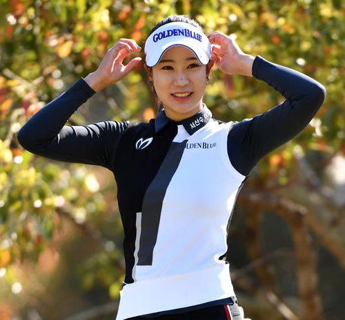 次世代セクシークイーンのユ・ヒョンジュがヤマハレディースオープンで日本ツアーデビュー、練習で笑顔を見せた（撮影・柴田隆二）