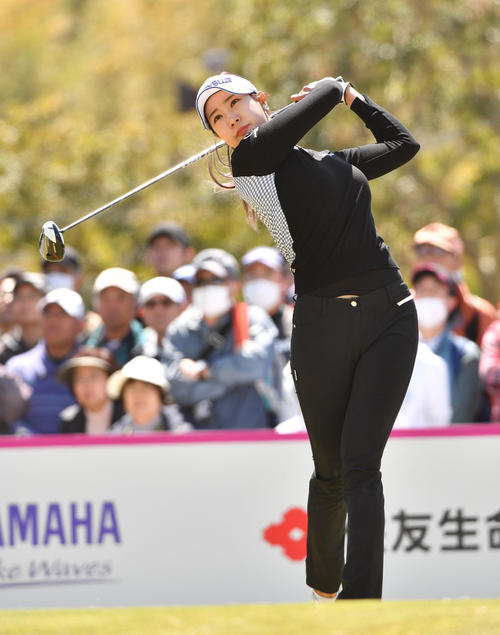 1番、ティーショットするユ・ヒョンジュ（撮影・柴田隆二）