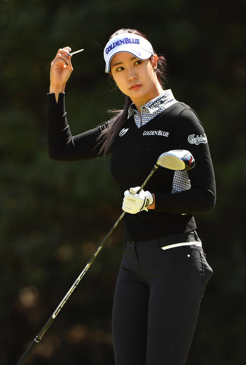 5番、ティーショットに向かうユ・ヒョンジュ（2019年4月5日撮影・柴田隆二）