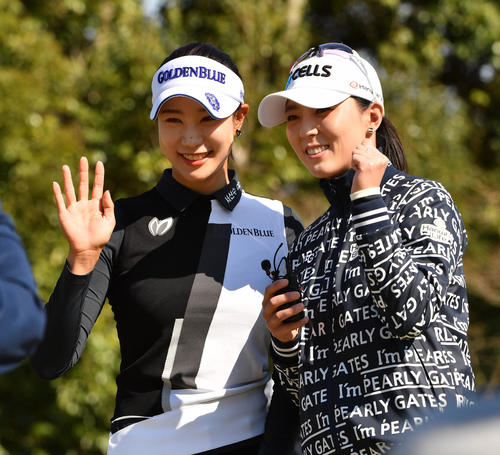 次世代セクシークイーンのユ・ヒョンジュ(左)とユン・チェヨン（撮影・柴田隆二）