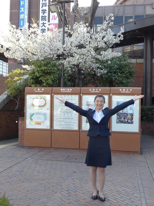 桜の下で神戸学院大への入学を喜ぶ女子フィギュアの坂本花織（撮影・小杉舞）