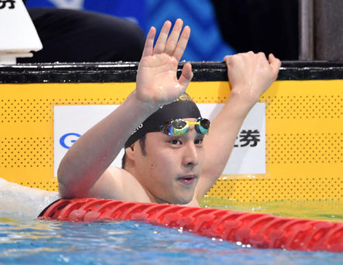 男子200メートルバタフライで優勝し観客の声援に応える瀬戸（撮影・滝沢徹郎）