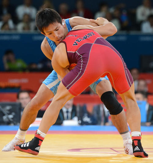 12年8月、ロンドン五輪レスリング男子55キロ級3位決定戦で、ラドスラフ・ベリコフに攻め込む湯元