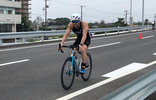 18年9月、千葉県内でトライアスロン大会に出場し、バイクをこぐ瀬戸