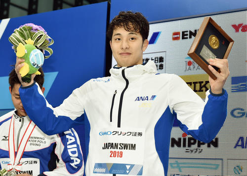 男子200メートルバタフライで優勝しポーズを決める瀬戸（撮影・滝沢徹郎）