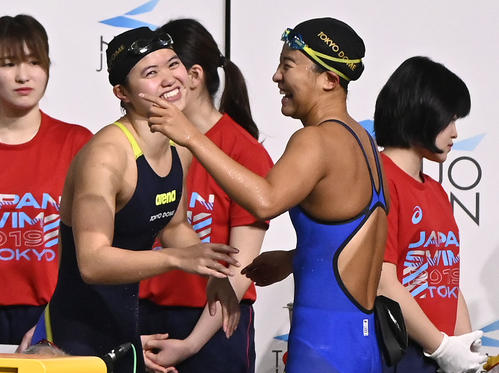 女子200メートルバタフライで優勝し笑顔の長谷川（手前左）と3位の牧野（撮影・滝沢徹郎）
