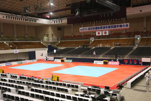 柔道の全日本体重別選手権で披露された新しい色合いの畳（撮影・梅根麻紀）