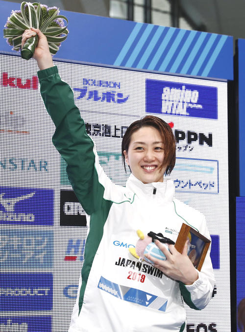 女子100メートル自由形を制し、歓声に応える青木智美（共同）