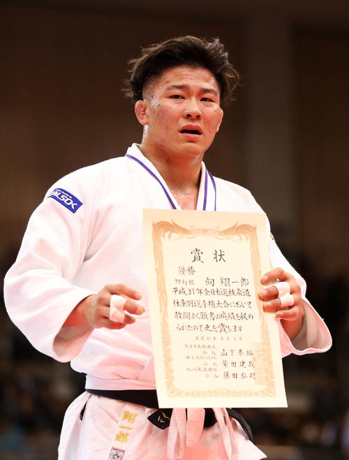 男子90キロ級で優勝を飾った向翔一郎は賞状を手にする（撮影・梅根麻紀）