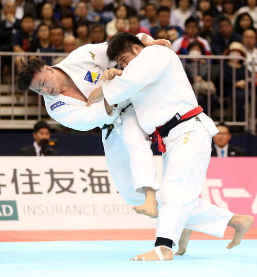 長沢憲大（右）を攻める向翔一郎（撮影・梅根麻紀）