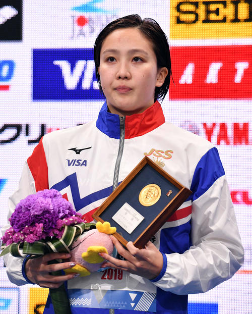 女子200メートル平泳ぎで優勝するもさえない表情の渡部（撮影・滝沢徹郎）