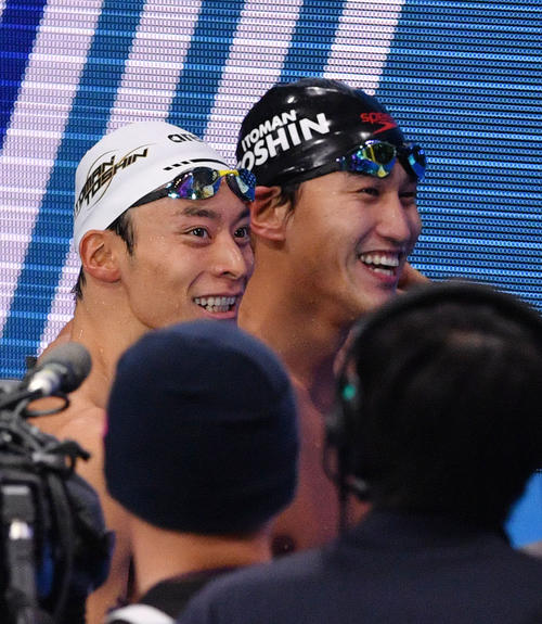 男子200メートル背泳ぎ決勝後、笑顔の入江（手前）と砂間（撮影・滝沢徹郎）