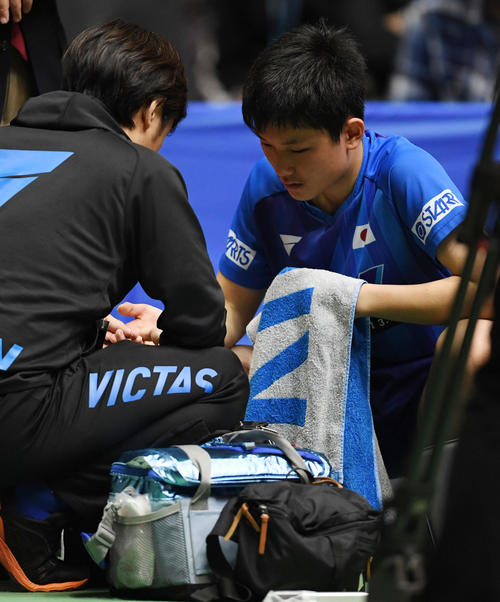 試合途中、右手の指を治療する張本（撮影・横山健太）