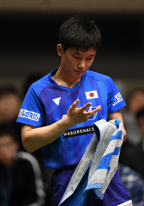 試合途中の治療を終え、右手を気にしながらコートへ戻る張本（撮影・横山健太）