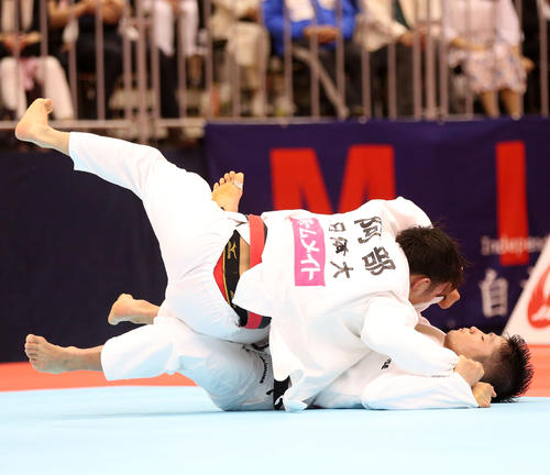 阿部一二三の足技に返し技を決める丸山城志郎（撮影・梅根麻紀）