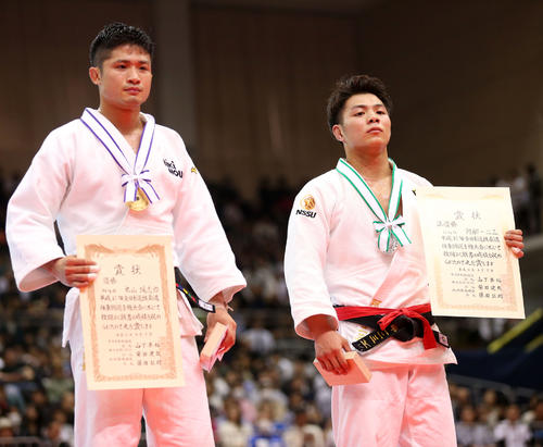 優勝した丸山（左）と準優勝の阿部（撮影・梅根麻紀）