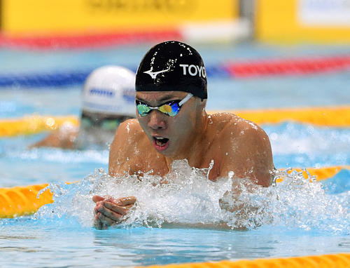 男子200メートル平泳ぎ決勝の渡辺の力泳（撮影・滝沢徹郎）