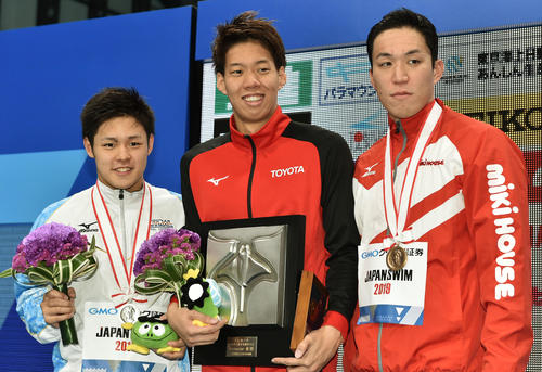男子200メートル平泳ぎの表彰式で優勝した渡辺（中央）は笑顔を見せる。左は2位の小日向。右は3位の小関（撮影・滝沢徹郎）