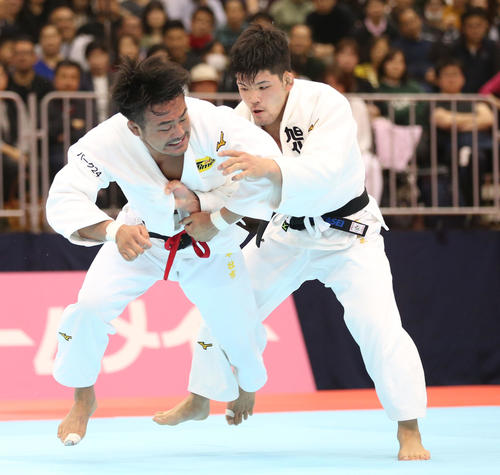 男子73キロ級　橋本壮一の足技を上手くかわす大野将平（右）（撮影・梅根麻紀）