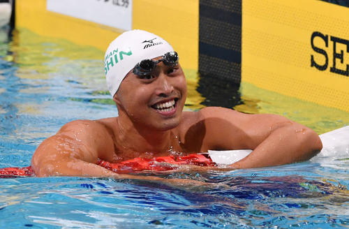 男子50メートル自由型準決勝で日本記録を更新し笑顔の塩浦（撮影・滝沢徹郎）