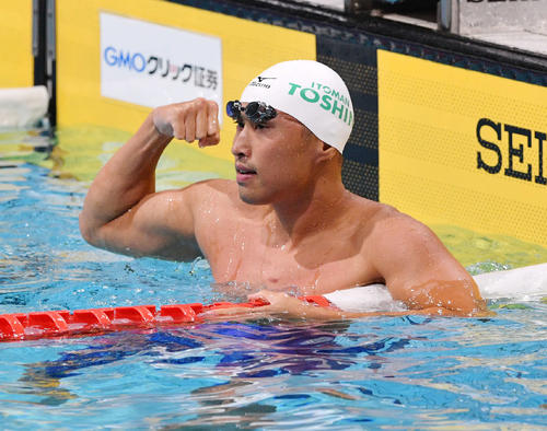 男子50メートル自由型準決勝で日本記録を更新しガッツポーズする塩浦（撮影・滝沢徹郎）