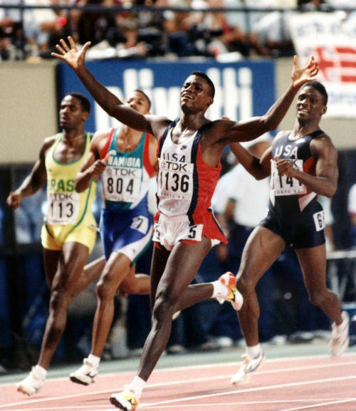 91年8月、カール・ルイス（手前）は9秒86の世界新記録で優勝