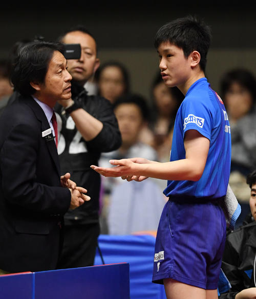 試合途中、審判に治療を要求する張本（撮影・横山健太）