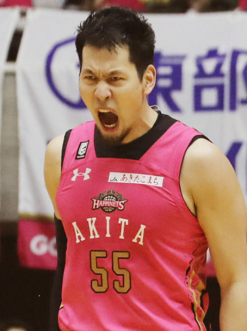 第1Q、3点シュートを決めほえる秋田の谷口