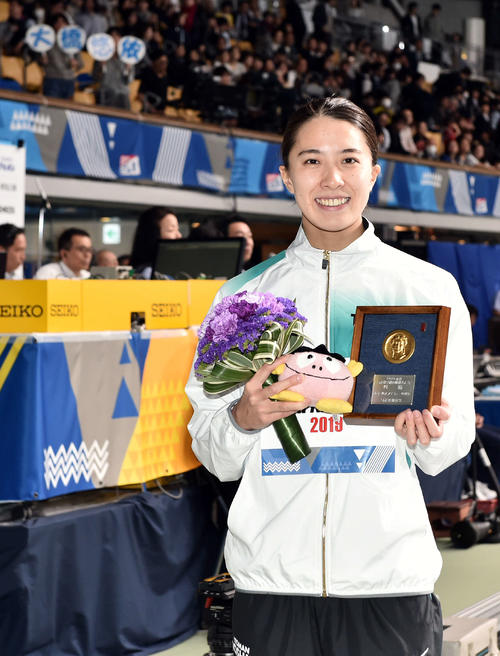 女子400メートル個人メドレーで優勝した大橋は笑顔で記念撮影する（撮影・滝沢徹郎）